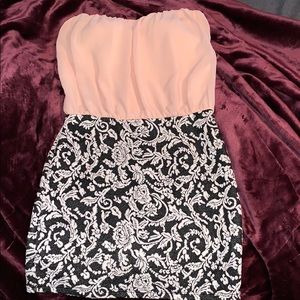 Extremely cute strapless dress! Built in bra!